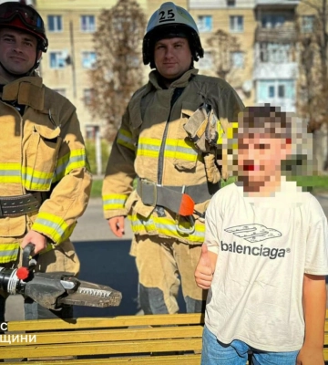 В Одеській області рятувальники витягали хлопчика, який застряг у металевій лавці