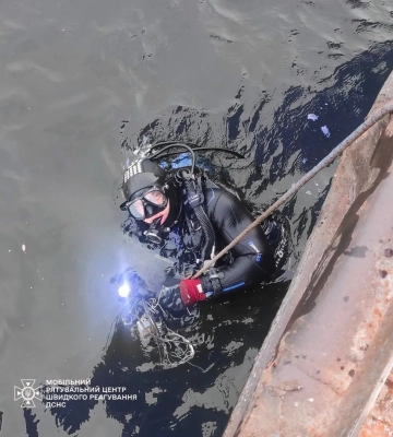 Водолази-сапери дістали уламки &quot;Шахеда&quot; з Дніпра біля Києва. ФОТОрепортаж