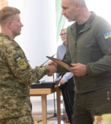 У Києві учасники бойових дій і родини загиблих воїнів отримали 67 сертифікатів на квартири