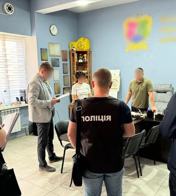 У Запорізькому районі голова сільради організував схему з незаконного виїзду за кордон для депутатів