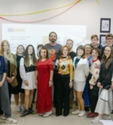 Митці з України та ЄС представили виставку творчих робіт, у яких переосмислили культурний зв'язок між Україною та Євросоюзом. ФОТО