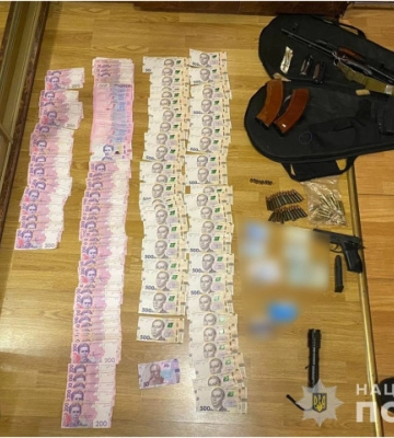 У Запоріжжі затримана група ділків, які  вимагала з чоловіка великі гроші. З’явилося відео