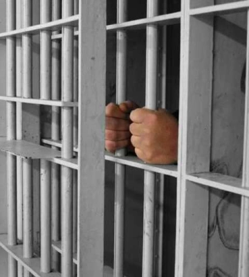 Вбив вітчима та побив матір: на Хмельниччині злочинець вислухав вирок суду