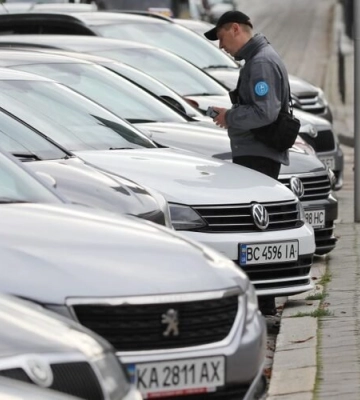 У Львові на майданчиках ЛеоПарковки встановлюють нові інформаційні щити
