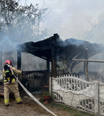 На Костопільщині полум'я охопило господарську будівлю