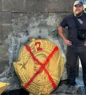 В Одесі активісти демонтувати орден Леніна (відео)