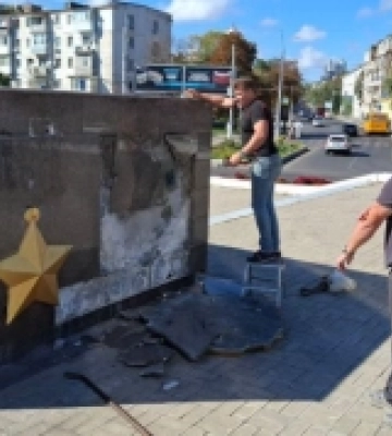 В Одесі демонтувати другий барельєф ордена Леніна та медалі «Золота зірка» на площі 10 квітня