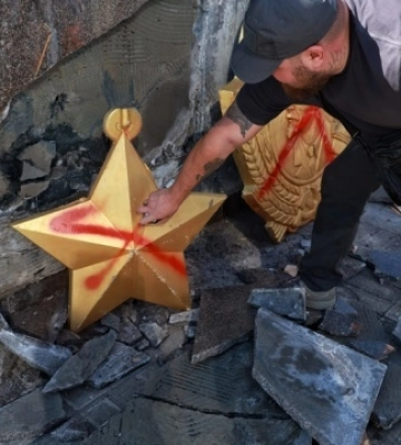 В Одесі активісти демонтували барельєф ордена Леніна на Площі 10 квітня