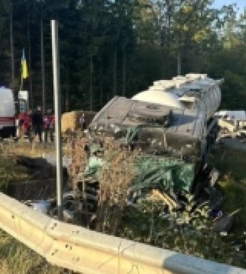 На Рівненщині автоцистерна в’їхала в блокпост, загинув поліцейський