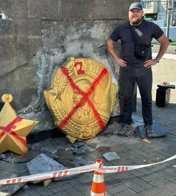 В Одесі демонтувати другий барельєф ордена Леніна та медалі "Золота зірка" з площі 10 квітня