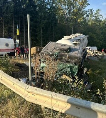 Вантажівка врізалася у блокпост на Рівненщині: загинув поліцейський Сергій Трум, за життя його колеги борються лікарі. ФОТО