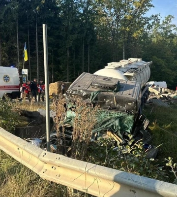На Рівненщині автоцистерна в’їхала в блокпост, загинув поліцейський