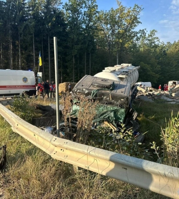 На Рівненщині автоцистерна в’їхала в блокпост, загинув поліцейський