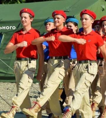 В оккупированном Мелитополе коллаборанты и российские захватчики превращают школы в военные казармы для детей