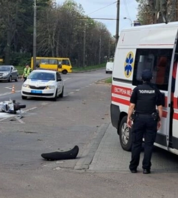 Мотоцикл загорівся після зіткнення з легковиком у Рівному