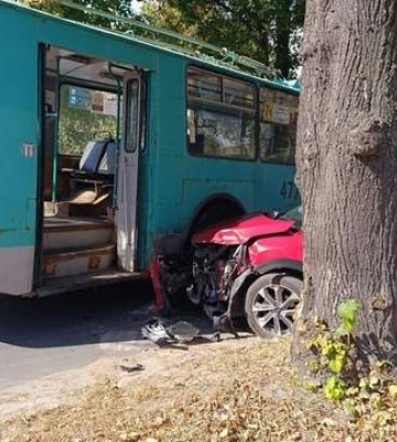 У Чернігові легковик зіткнувся із тролейбусом: є травмовані