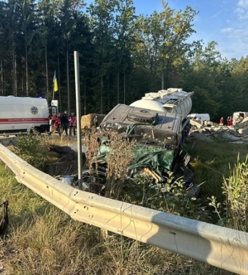 На Рівненщині вантажівка врізалася в блокпост, загинув поліцейський