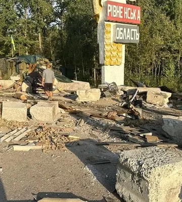 На Рівненщині автоцистерна врізалась в блокпост: загинув поліцейський