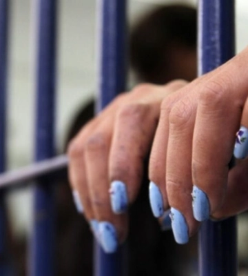 В Хмельницком 27-летняя женщина, ограбившая и разувшая прохожую, просила смягчить наказание — что решил суд