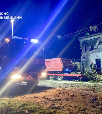 На Львівщині уламки "шахеда" впали на приміщення колишнього колгоспу, пошкоджені автомобілі