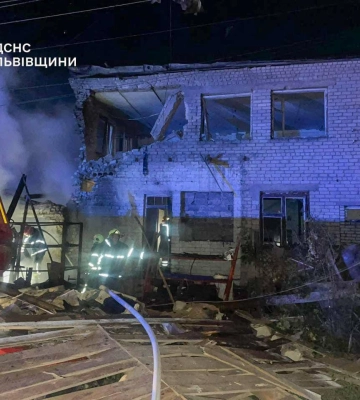 Наслідки атаки на Львівщину: виникла пожежа, пошкоджені авто та будинки