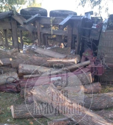Постраждав водій: на Волині перекинувся лісовоз