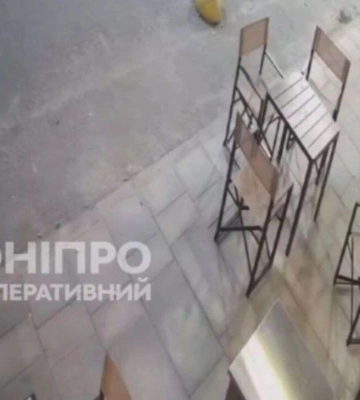 Подав сину приклад: у Дніпрі чоловік на очах у дитини скоїв крадіжку на майданчику кафе