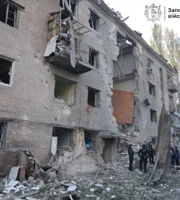 Удар по Запоріжжю: з-під завалів багатоповерхівки дістали жінку