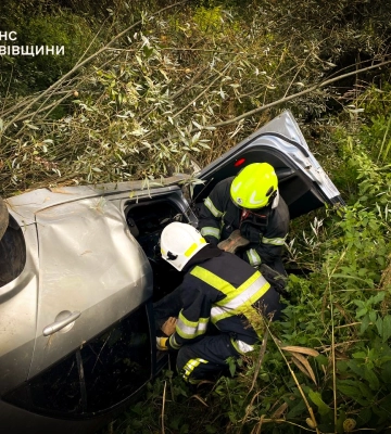 На Львівщині водій Nissan Primera перекинувся у кювет і загинув