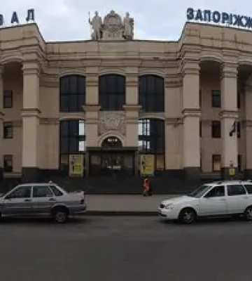 Армія РФ обстріляла головний залізничний вокзал у Запоріжжі: список потягів, що затримуються