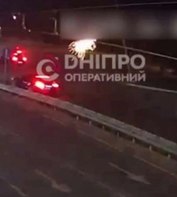 Моторошна ДТП у Дніпрі: Porsche на швидкості зніс бетонну електроопору