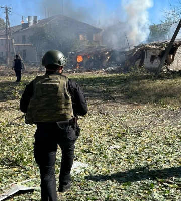Окупанти скинули дві авіабомби на село на Харківщині: масштабні руйнування, постраждала жінка