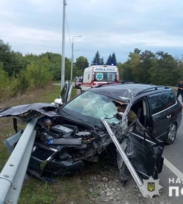 У зіткненні з бусом та відбійником на Тернопільщині загинув водій Volkswagen (ФОТО)
