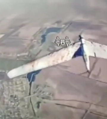 FPV-дрон збиває російський безпілотник "Zala" на Донеччині. ВIДЕО