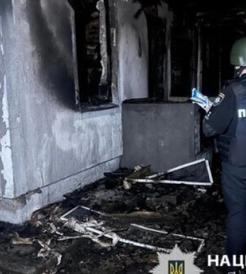Из-за атаки &quot;Шахедов&quot; на Киевщине горит дом, пожар локализован, - Нацполиция. ФОТО