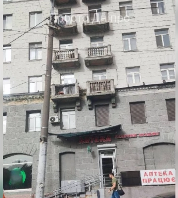 Обережно, балкон: у середмісті Дніпра шматки фасаду обвалилися на тротуар