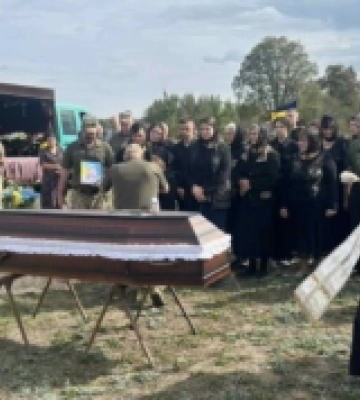 Волинь попрощалася з Героєм: Ратнівська громада провела в останню путь головного сержанта Володимира Юрчика