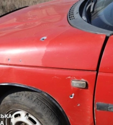 Загарбники у Куп&#039;янську вдарили дроном по автомобілю, є поранений