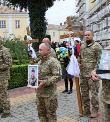 Три прощання в один день: у Луцьку провели в останню дорогу полеглих Героїв