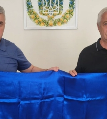 Укрінформ передав прапор з Курщини до музею Інституту журналістики КНУ імені Шевченка