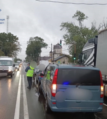 Врізалися три автівки: у селі під Чернівцями ускладнений рух транспорту