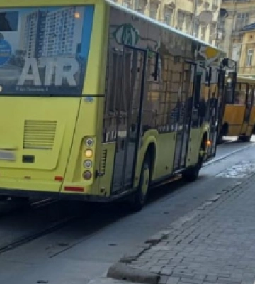 Автобус збив літню жінку у центрі Львова