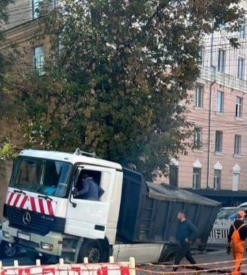 У Дніпрі комунальники, які приїхали усувати провалля в асфальті, самі потрапили в пастку