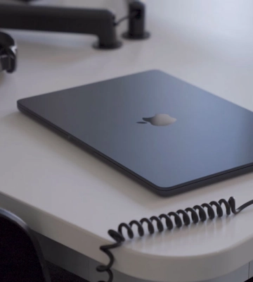 Apple MacBook перевозили через таможню под видом подержанной сельхозтехники