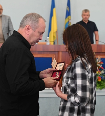 Ордени за мужність: у Черкасах вручили посмертні нагороди рідним загиблих воїнів