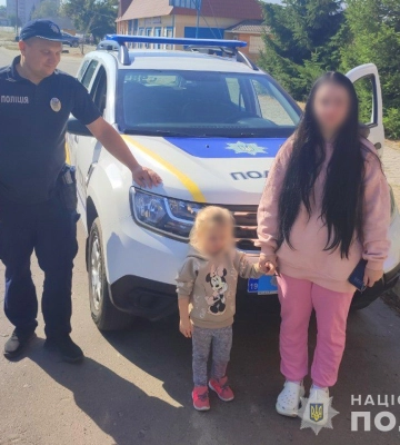 В Охтирці наряд поліції охорони повернув матері загублену дитину