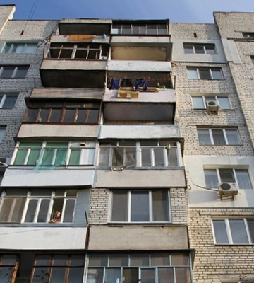 Голий чоловік випав з вікна багатоповерхівки у Луцьку