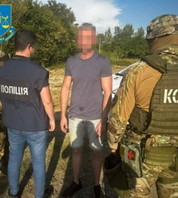 Чоловіка,  шантажував жінку інтимними фото