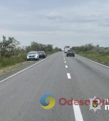 На трасі Одеса-Рені легковик врізався в дерево – постраждали дві людини