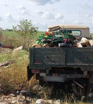 Жителя Миколаївщини упіймали під час вивантаження сміття посеред поля